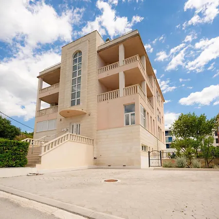 Pjer - Pool & Private Parking Near Znjan * Spalato