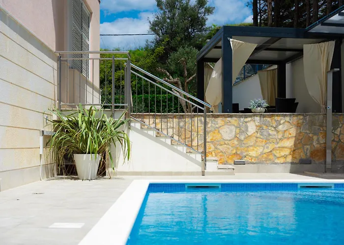 Pjer - Pool & Private Parking Near Znjan *