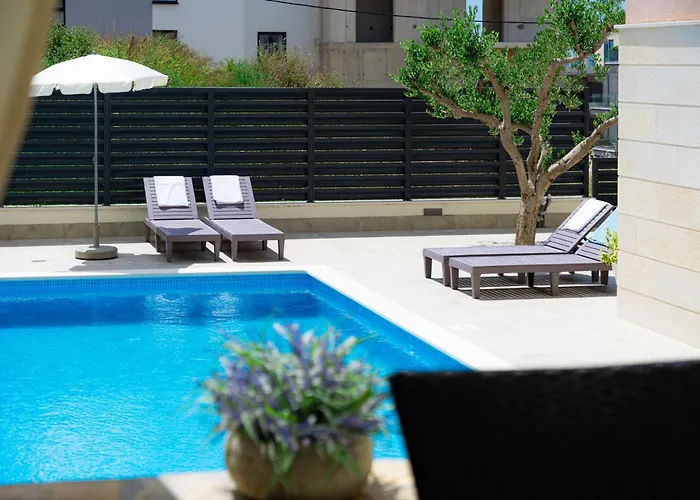 Pjer - Pool & Private Parking Near Znjan Spalato