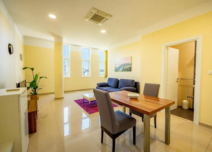 Pjer - Pool & Private Parking Near Znjan *