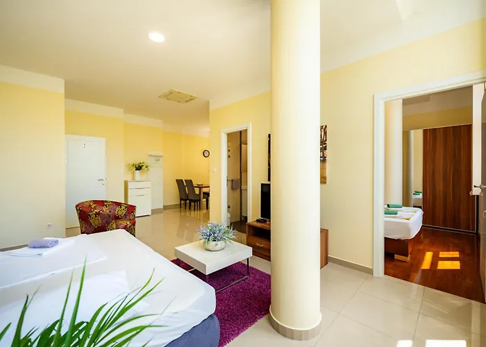 Pjer - Pool & Private Parking Near Znjan Spalato