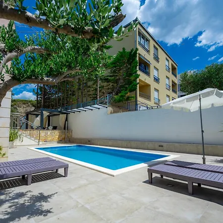 Apartments Villa Pjer - Pool & Private Parking Near Beach Znjan Apartment Split