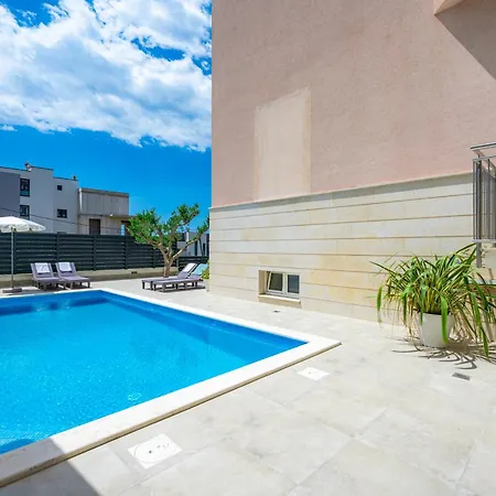 Pjer - Pool & Private Parking Near Znjan *