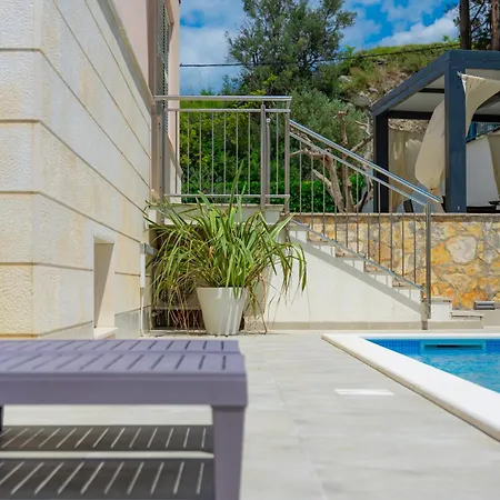 Pjer - Pool & Private Parking Near Znjan * Split