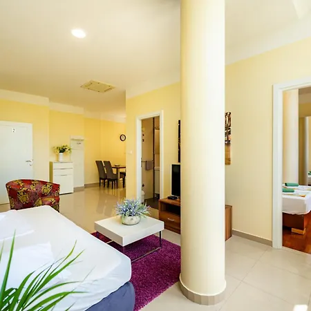 Pjer - Pool & Private Parking Near Znjan Split