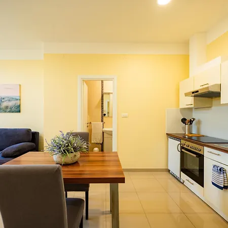 Apartments Villa Pjer - Pool & Private Parking Near Beach Znjan * Сплит
