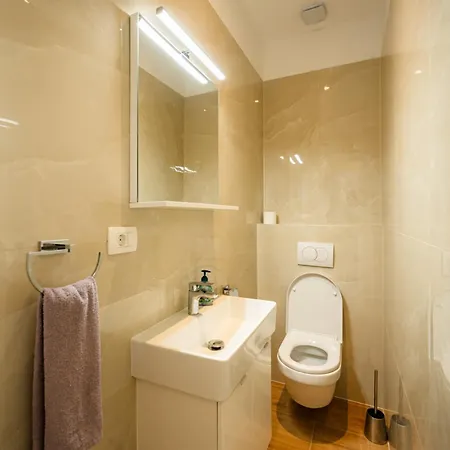 Apartments Villa Pjer - Pool & Private Parking Near Beach Znjan Сплит