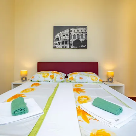 Apartments Villa Pjer - Pool & Private Parking Near Beach Znjan * Сплит