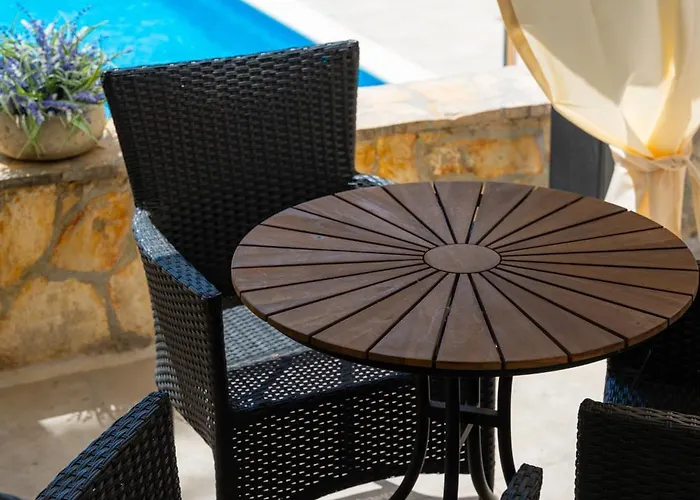 Pjer - Pool & Private Parking Near Znjan Split