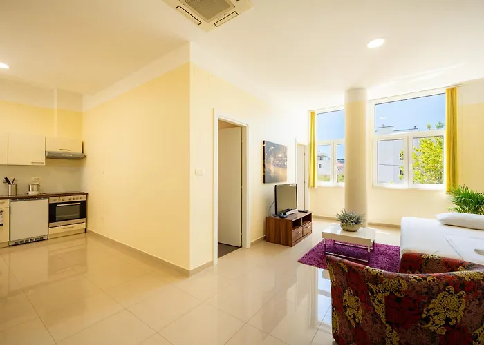 Pjer - Pool & Private Parking Near Znjan Split