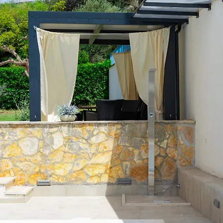 Apartments Villa Pjer - Pool & Private Parking Near Beach Znjan Apartment *