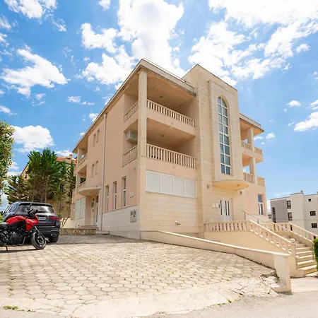 Apartments Villa Pjer - Pool & Private Parking Near Beach Znjan Apartment *