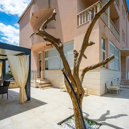 Apartment Apartments Villa Pjer - Pool & Private Parking Near Beach Znjan *