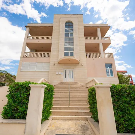 Apartments Villa Pjer - Pool & Private Parking Near Beach Znjan Apartment *