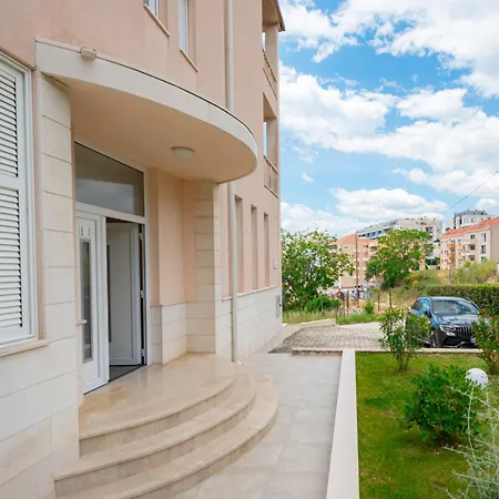 Apartments Villa Pjer - Pool & Private Parking Near Beach Znjan *