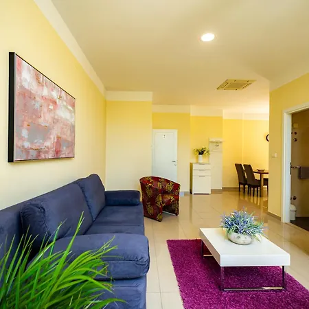 Apartment Apartments Villa Pjer - Pool & Private Parking Near Beach Znjan