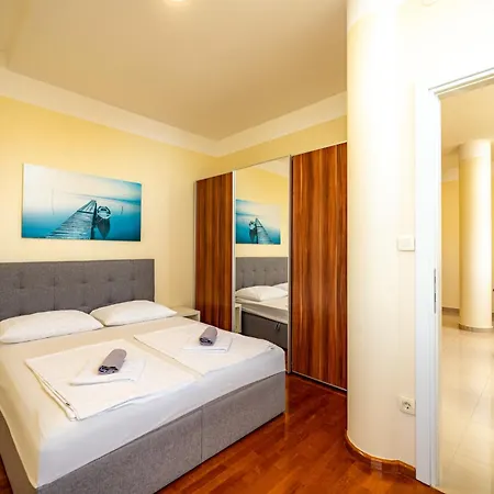 Apartments Villa Pjer - Pool & Private Parking Near Beach Znjan Apartment