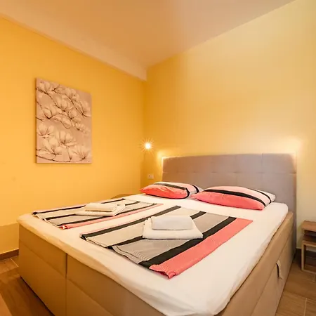 Apartments Villa Pjer - Pool & Private Parking Near Beach Znjan Apartment *