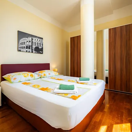 Apartments Villa Pjer - Pool & Private Parking Near Beach Znjan Apartment Split