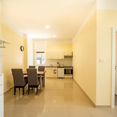 Apartments Villa Pjer - Pool & Private Parking Near Beach Znjan Apartment